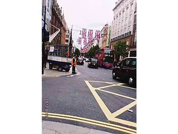 ロンドン市内では大きな英国国旗があちこちに垂れ下がっていました。