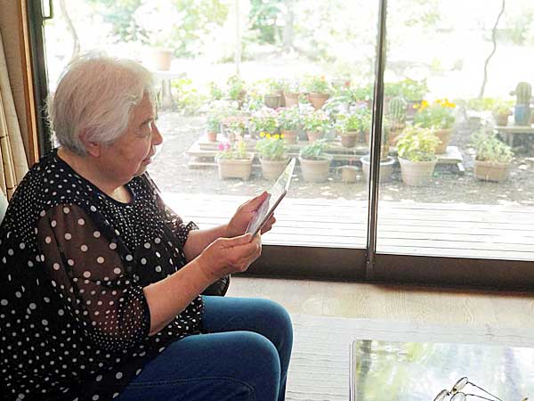 140文字の短文をインターネットに投稿する「ツイッター」を、８年前から続けている溝井喜久子さん（84歳）