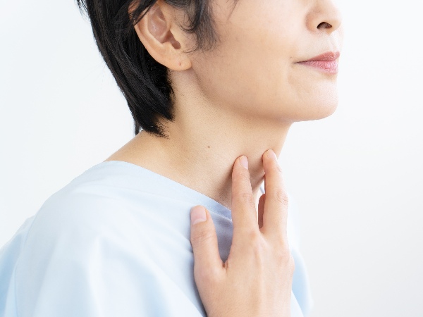 喉の違和感・異物感の原因や病気、よくある症状を解説