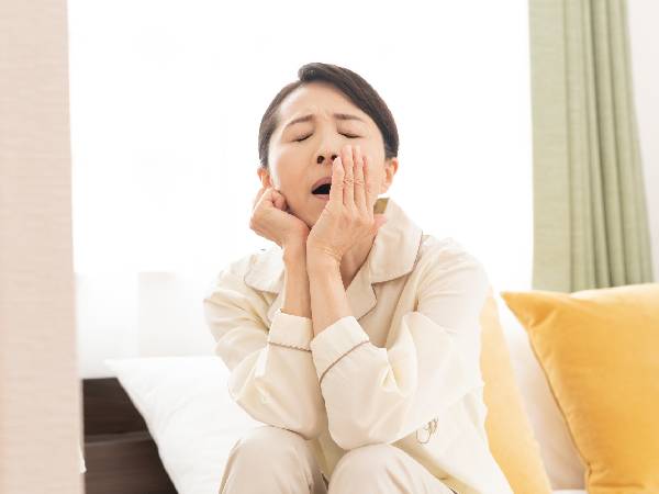 寝ても寝ても眠いのはうつ病?過眠症?原因を解説 | ハルメク美と健康