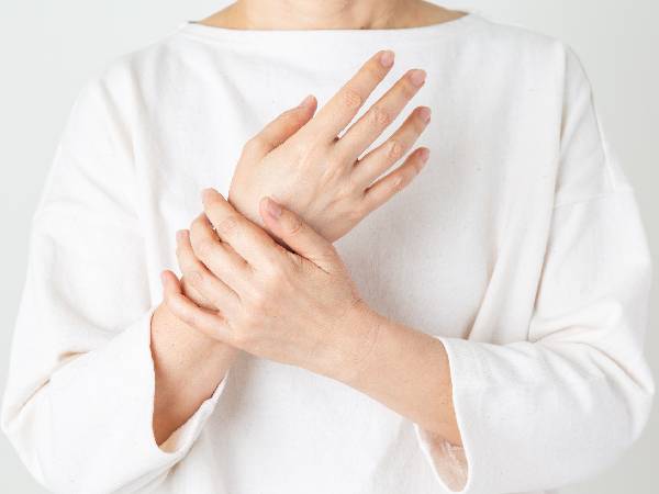 夜になると関節が痛くなるのはなぜですか?