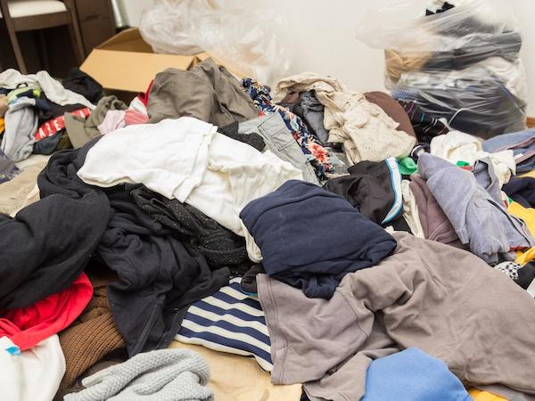 服を大量に捨てる方法＆処分に迷ったときの選び方！
