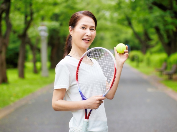 中高年に実はおすすめ！テニスが人気な3つの理由とは | ハルメクカルチャー
