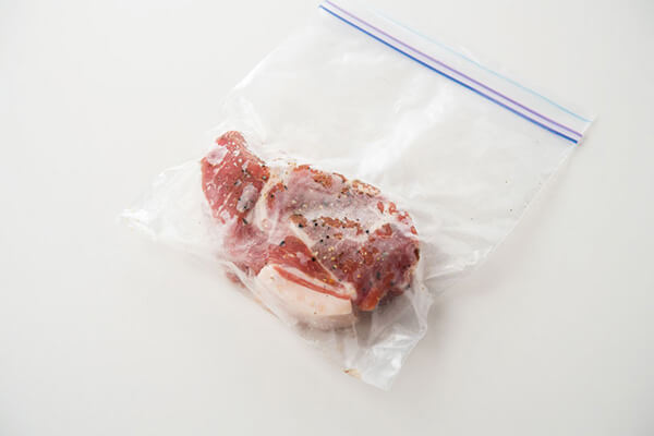 豚肉は塩漬けにすることで肉質がしっとり軟らかに。密閉袋のまま冷凍保存もできます。