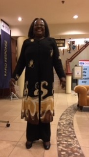 ホテルロビーで出会った素敵なドレスの人。黒留め袖をリフォームするときの参考に！