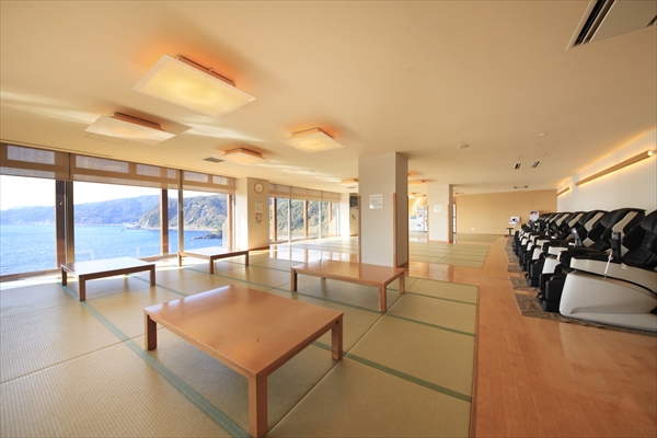 湯上り処にはマッサージチェア（有料）もあって、至れり尽くせりー赤沢日帰り温泉館