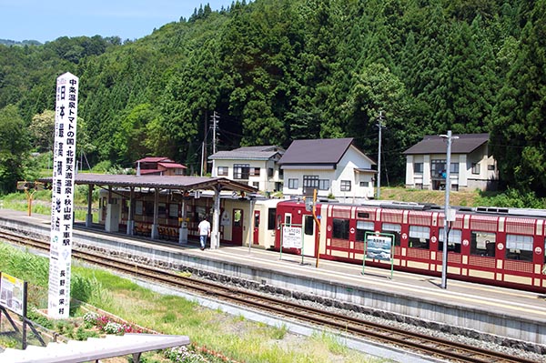 森宮野原駅に停車中のおいこっと