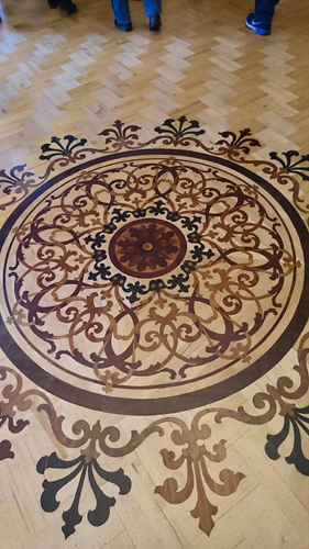 美しい寄木細工の床。