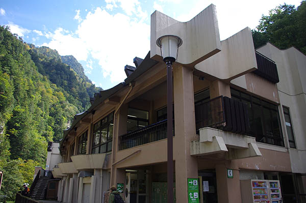 終点の欅平駅外観。2階は食堂になっている。１階にも立ち食いそばなどあり