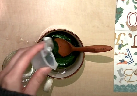 【ホット】抹茶ラテの作り方3：ガムシロップを入れてかき混ぜる