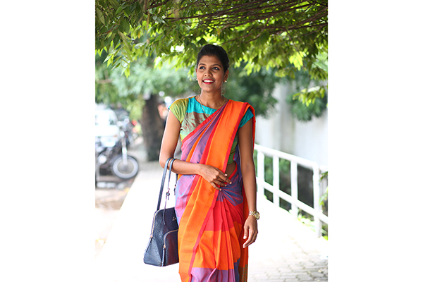 鮮やかな手織りコットンのサリーを着たスリランカ女性