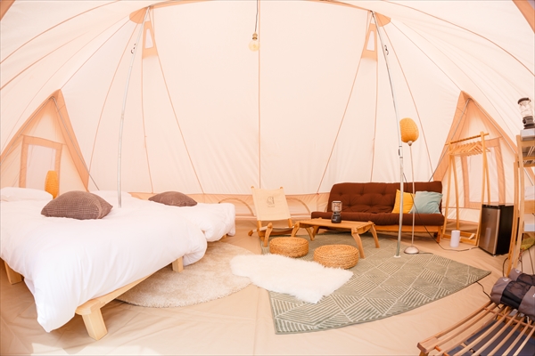 デンマークのアウトドアブランド「Nordisk」の本格的なテントが10張設営してある