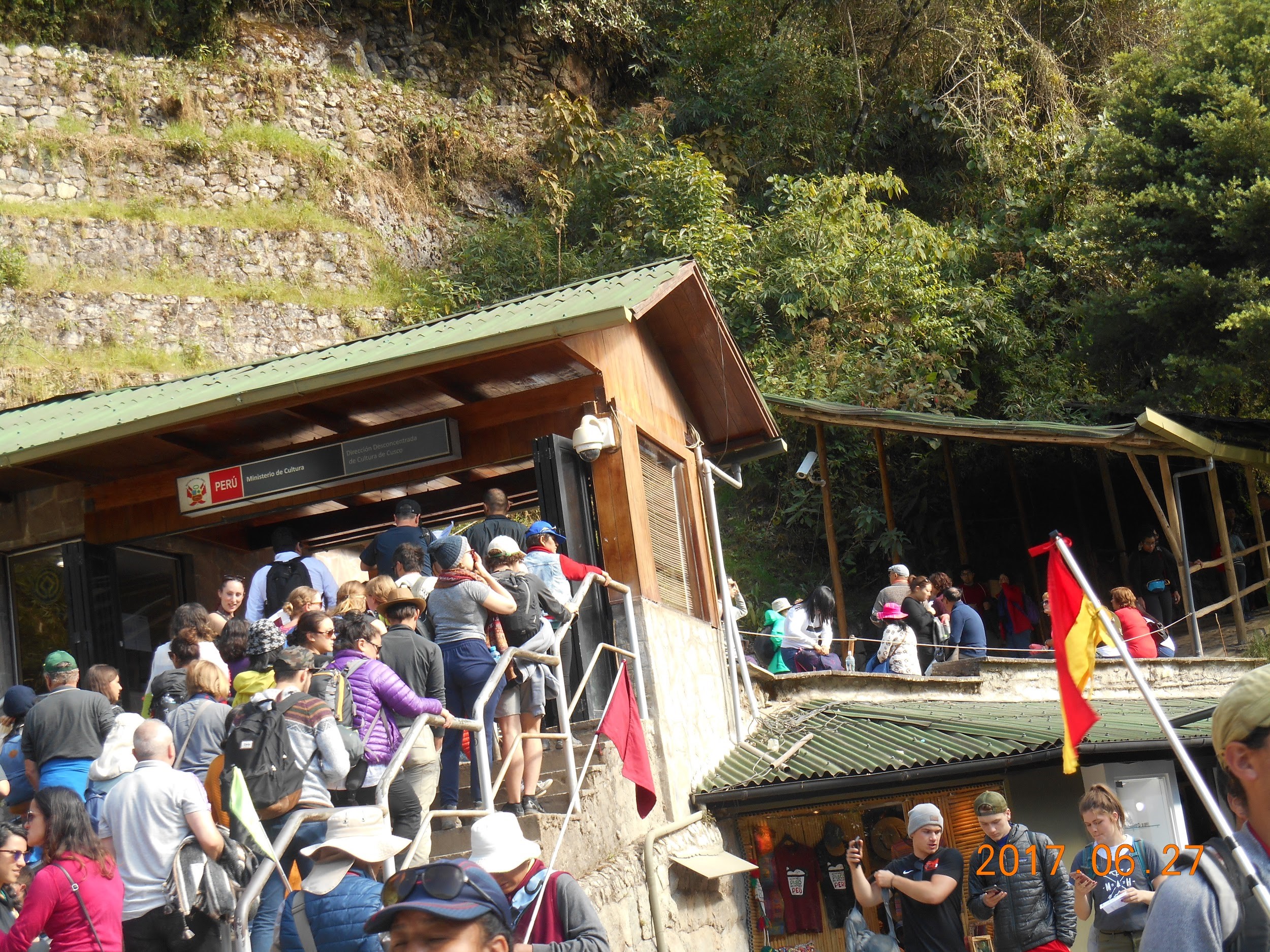 マチュピチュ遺跡への入り口は観光客で混雑