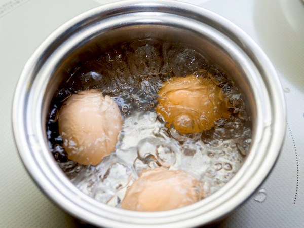 ゆで卵の殻が簡単に剥ける「ゆで方」のコツ
