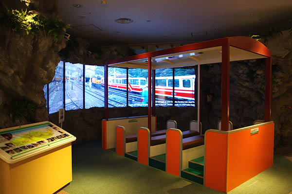 黒部川電気記念館は宇奈月駅を出てすぐ右手側にある