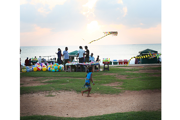 夕暮れ時、凧揚げで遊ぶ姿はスリランカの代名詞