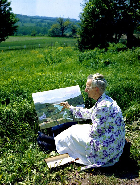 庭で絵を描くグランマ・モーゼス　1946年　 写真：Ifor Thomas（ギャラリー・セント・エティエンヌ、ニューヨーク寄託） © 2021, Grandma Moses Properties Co., NY