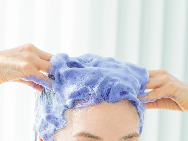 【まだら白髪対策3】紫シャンプーで洗って老け見え原因・黄ばみをとる