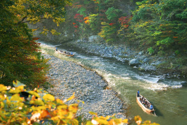 観光スポット2：「鬼怒川ライン下り」から望む渓谷美と紅葉