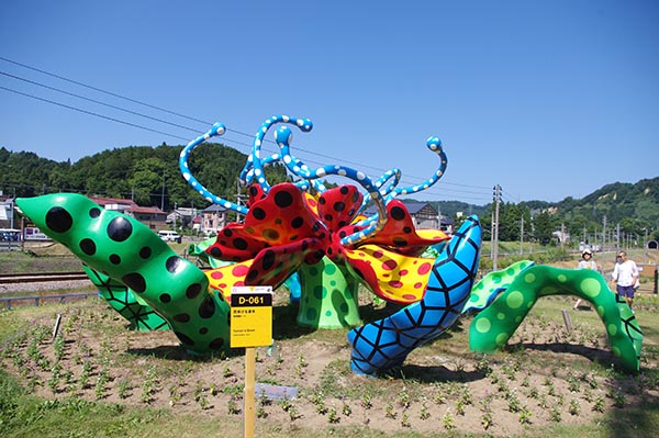 草間彌生「花咲ける妻有」は、まつだい駅の目の前にある