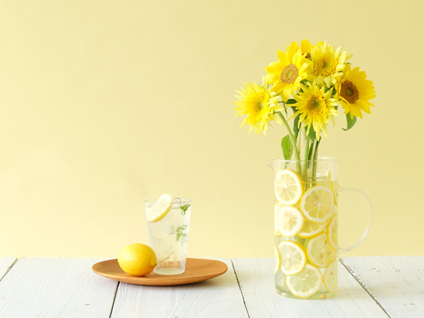 花瓶にレモンの輪切りが入っているヒマワリの飾り方