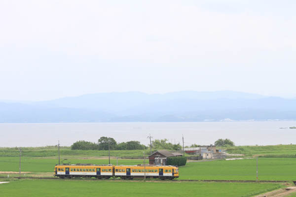 宍道湖をバックに走る一畑電車。