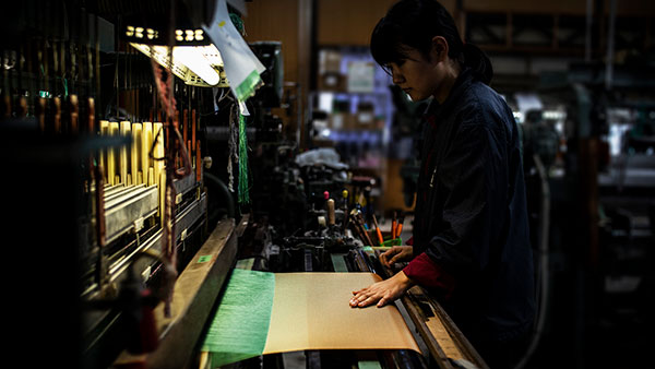 低速のシャトル織機で、職人が丁寧に織り上げる武藤株式会社のストール