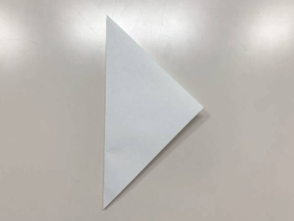 1．縦に三角を作って折り目を付け、戻す。