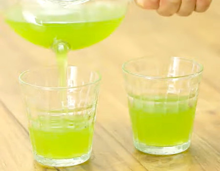 氷水出し緑茶の作り方：ステップ4（茶碗に注ぎ分ける）