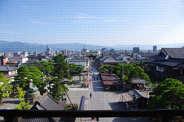 山門楼上から善光寺平を一望