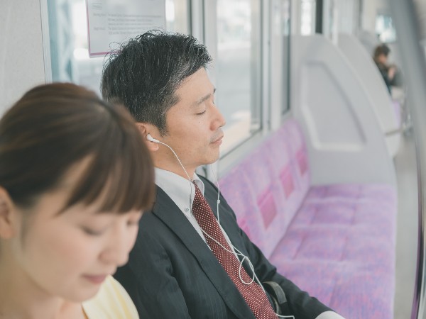 電車に乗ると眠くなりやすいのはなぜ？