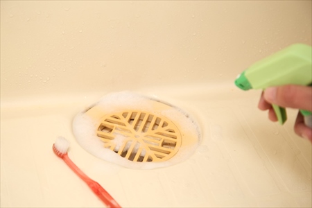 お風呂の排水溝の掃除方法：スプレータイプのカビ取り剤