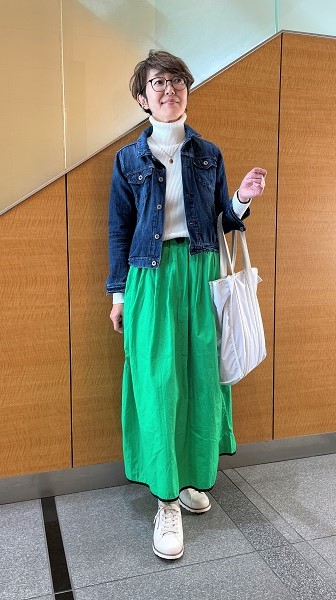 【マニッシュ派コーデ2】緑のスカートがポイントのカジュアルコーデ