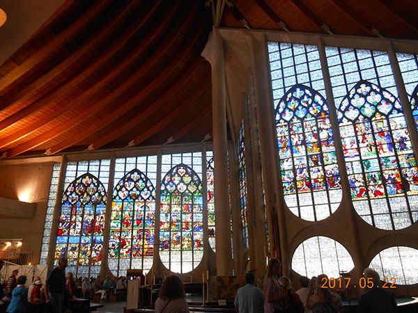 ジャンヌダルク教会は船の形で海をイメージした建物と、16世紀のステンドグラスが美しい斬新なデザインです。