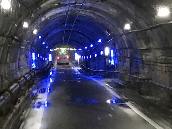 青い光の部分が最大の難所だった長さ80メートルの破砕帯