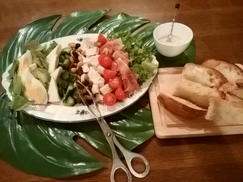 コブサラダにガーリックトーストを添えて