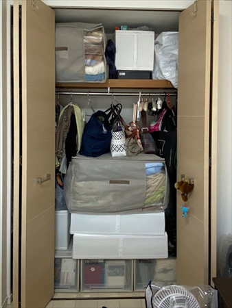 寝室収納のビフォー写真：布団袋が塞いでいて、収納が機能していない