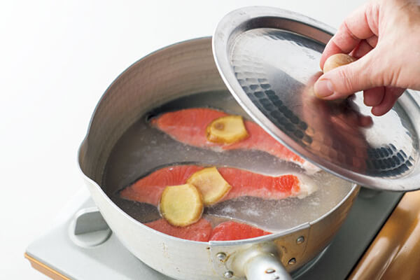 鮭を調味料と一緒にゆでることで、塩味にショウガ風味がほどよく染みます。