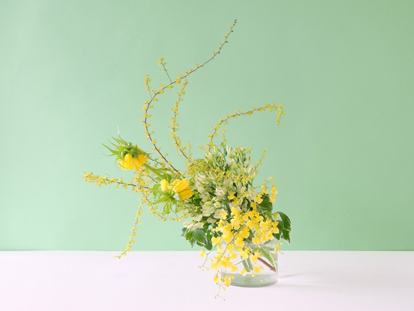 アルストロメリアの飾り方2：意外な花をプラスして楽しむ