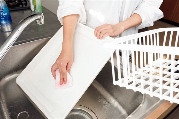 夏の掃除：水切りかごは受け皿も洗う