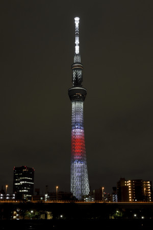 日本国旗をイメージした特別ライティングの点灯