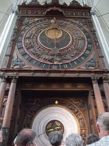 聖マリエン教会の祭壇裏の天文時計。