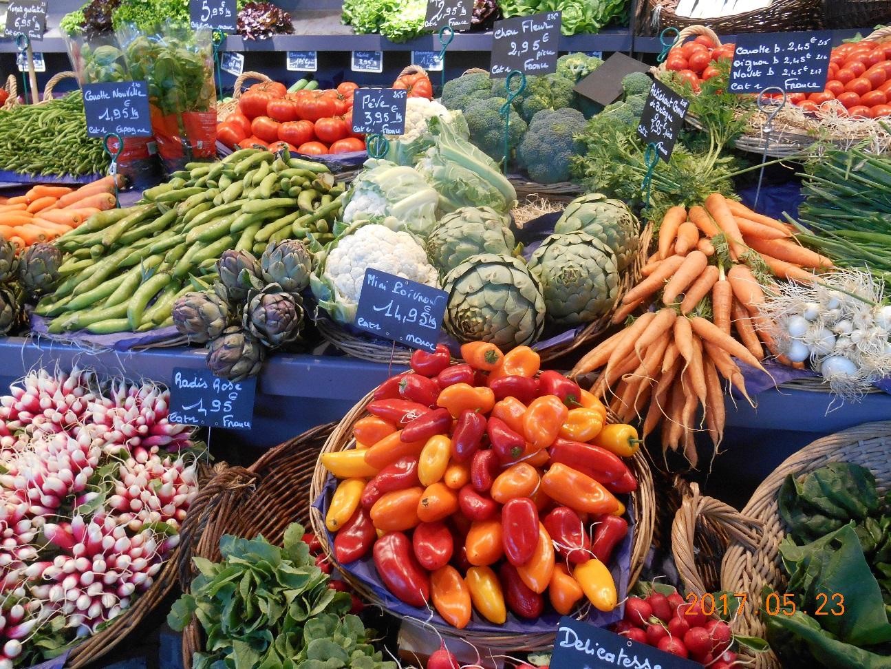 ジャンヌ・ダルク教会近くの青空市場の野菜と果物