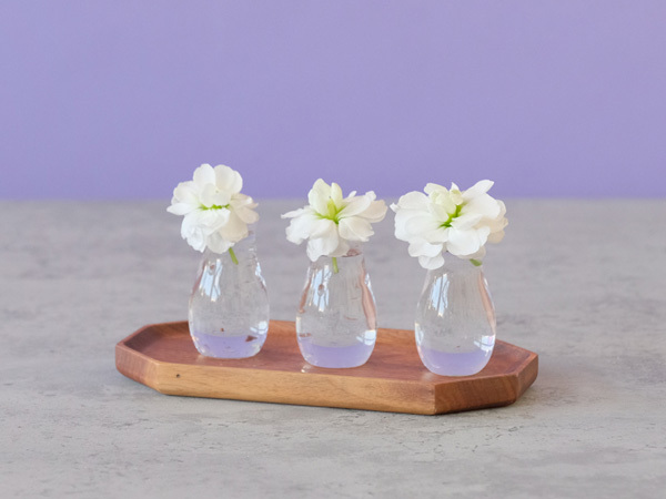 白くふわふわした花を小瓶に並べる