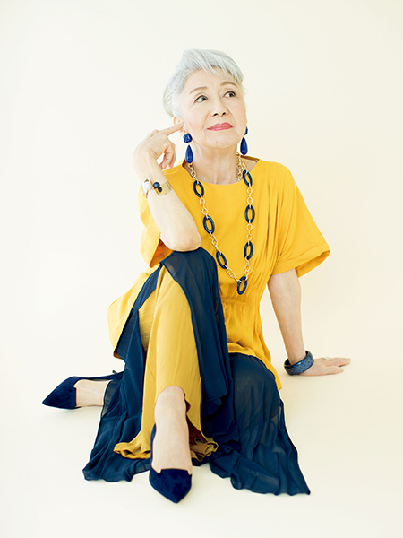 草笛光子さんのファッション黄色麻ブラウス、ネイビーパンツ／ともにリツコ　シラハマ、アクセサリー／アビステ　靴／私物