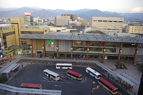 ホテルの上から見た長野駅。山に囲まれ、バスターミナルも一望。