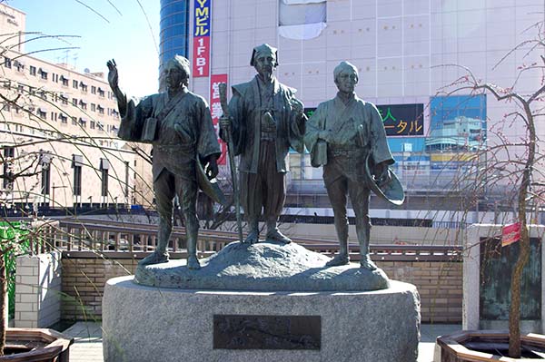 水戸駅北口を出て右手にある水戸黄門・助さん・格さんの銅像