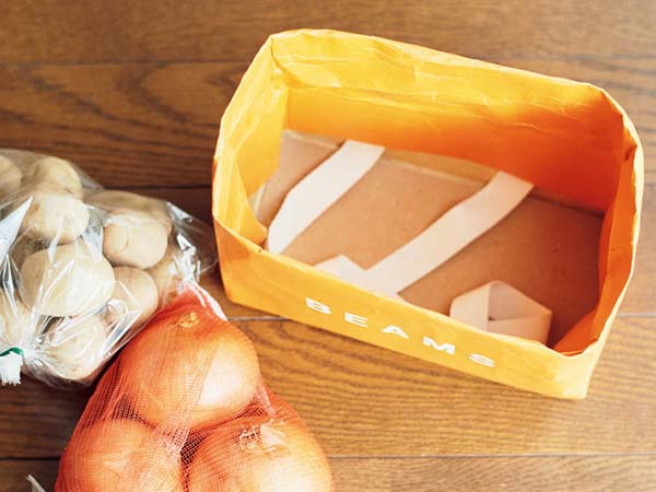 溜めないコツ4：紙袋で仕切れば野菜くずごと捨てられる