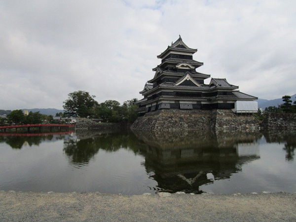 松本城は天守を囲んで三重の水堀が巡っている