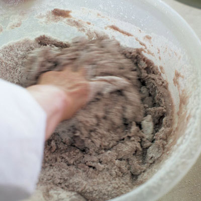 手作りしたこしあんに餅粉を混ぜていく。